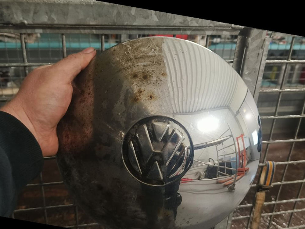 En halvt rengjord metallplåt